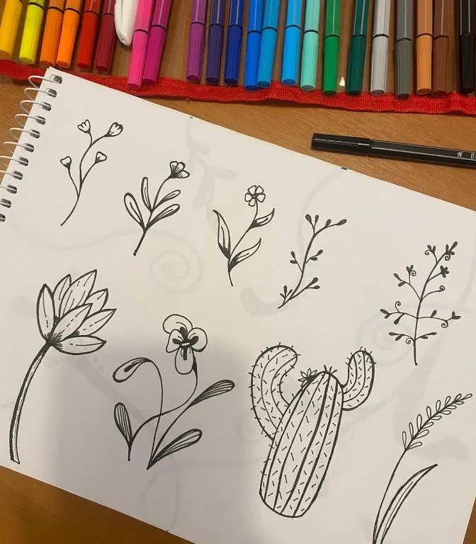Caderno com desenhos de flores a traço feitos pela Cynthia